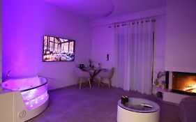 Aphrodite Suite Romantic Jacuzzi & Fireplace